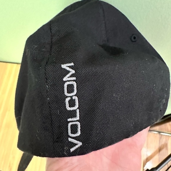 Volcom Flexfit Ball cap - Picture 3 of 3